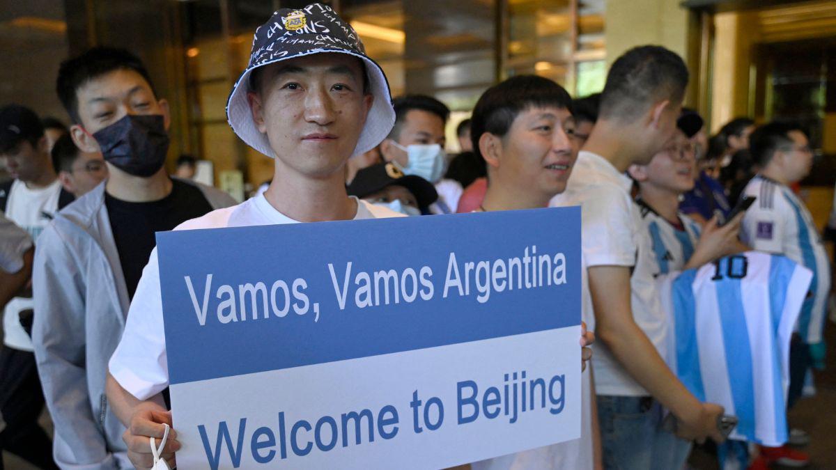 Fervor y alegría: chinos enloquecen por la llegada de Messi para un amistoso