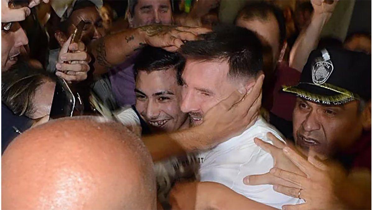 Un mar de fanáticos y una salida accidentada: así fue la visita de Messi a una parrillada de Palermo