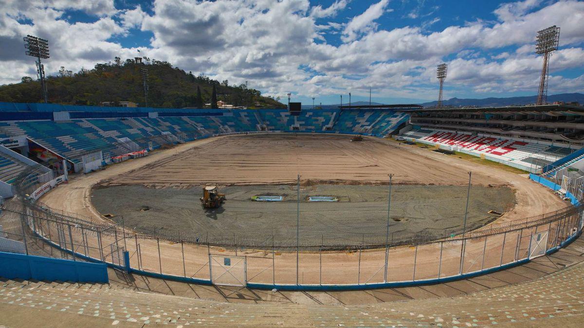 Así avanzan los trabajos de cambio de césped en el Estadio Nacional en su recta final