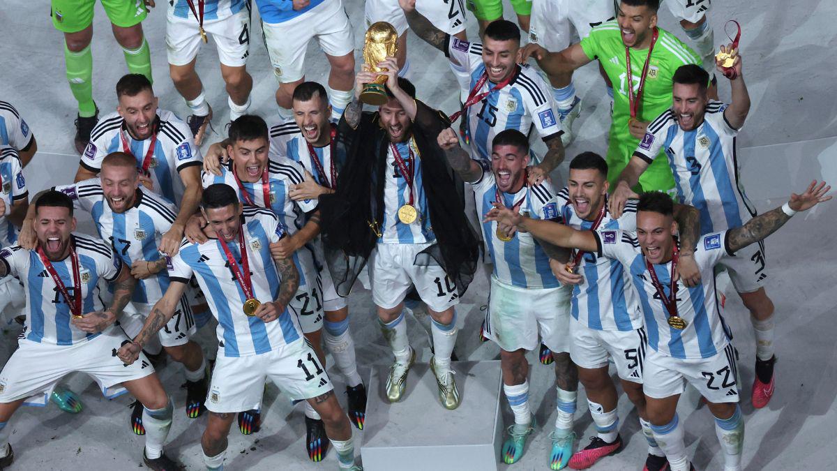 Así fue el momento en que Argentina levantó la Copa del Mundo