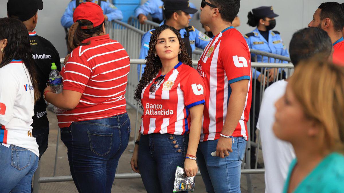 Bellas aficionadas cautivan en la final entre Olimpia y Olancho FC