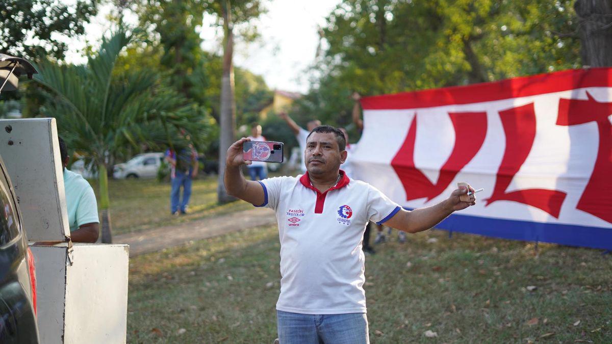 Impresionante banderazo: La Ultra Fiel acude a apoyar al Olimpia previo al clásico ante Marathón