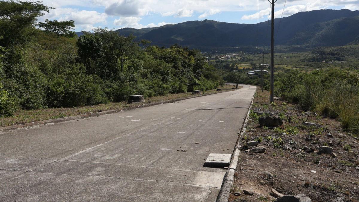 Entre la maleza y el olvido, así está Ciudad Mateo, proyecto que el gobierno planea habilitar