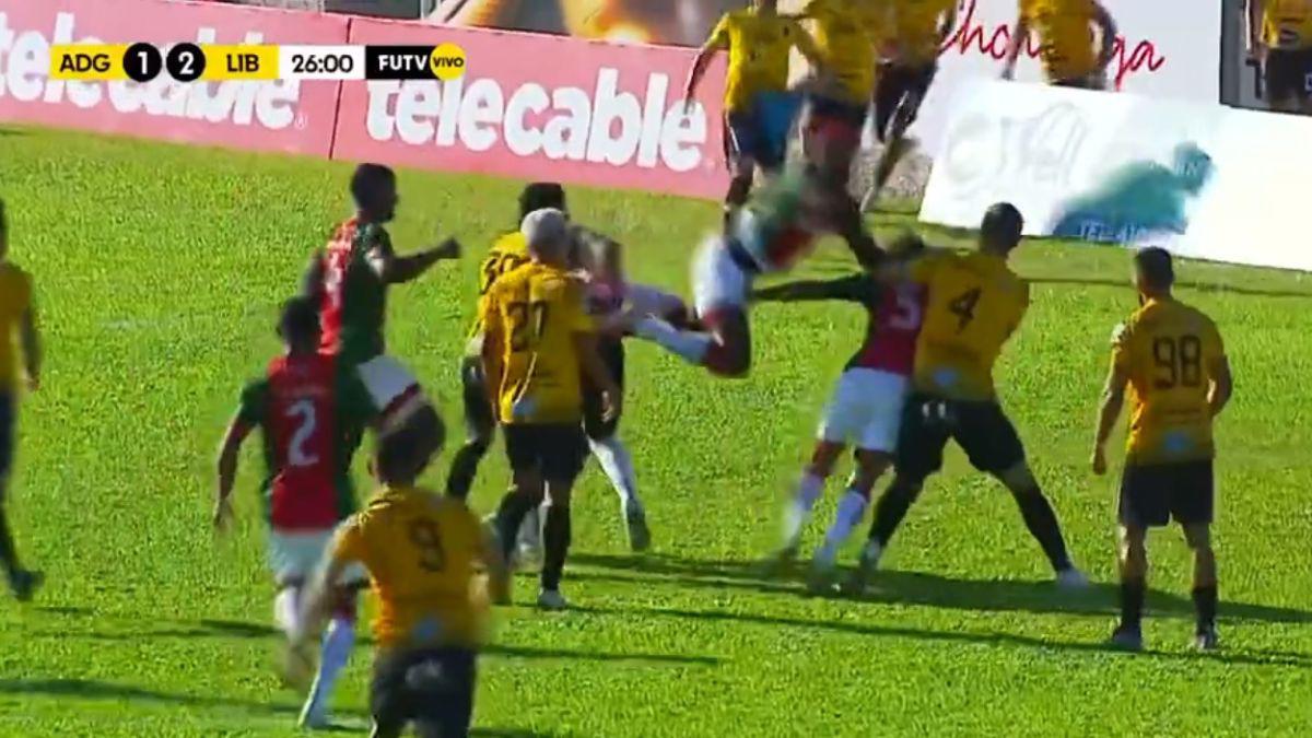 ¡Batalla campal! Jugadores se van a los golpes en el fútbol de Costa Rica