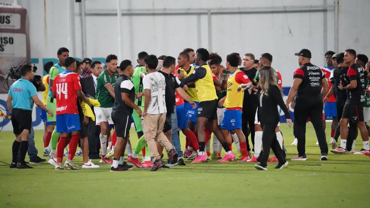 Entre puñetazos y agarrones terminó el clásico entre Marathón y Olimpia Entre puñetazos y agarrones terminó el clásico entre Marathón y Olimpia