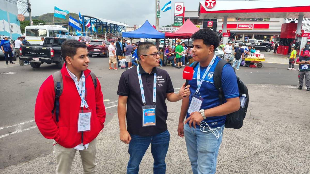 Periodista sorprende y beso a la copa: Ambiente previo al partido entre Honduras y Nicaragua