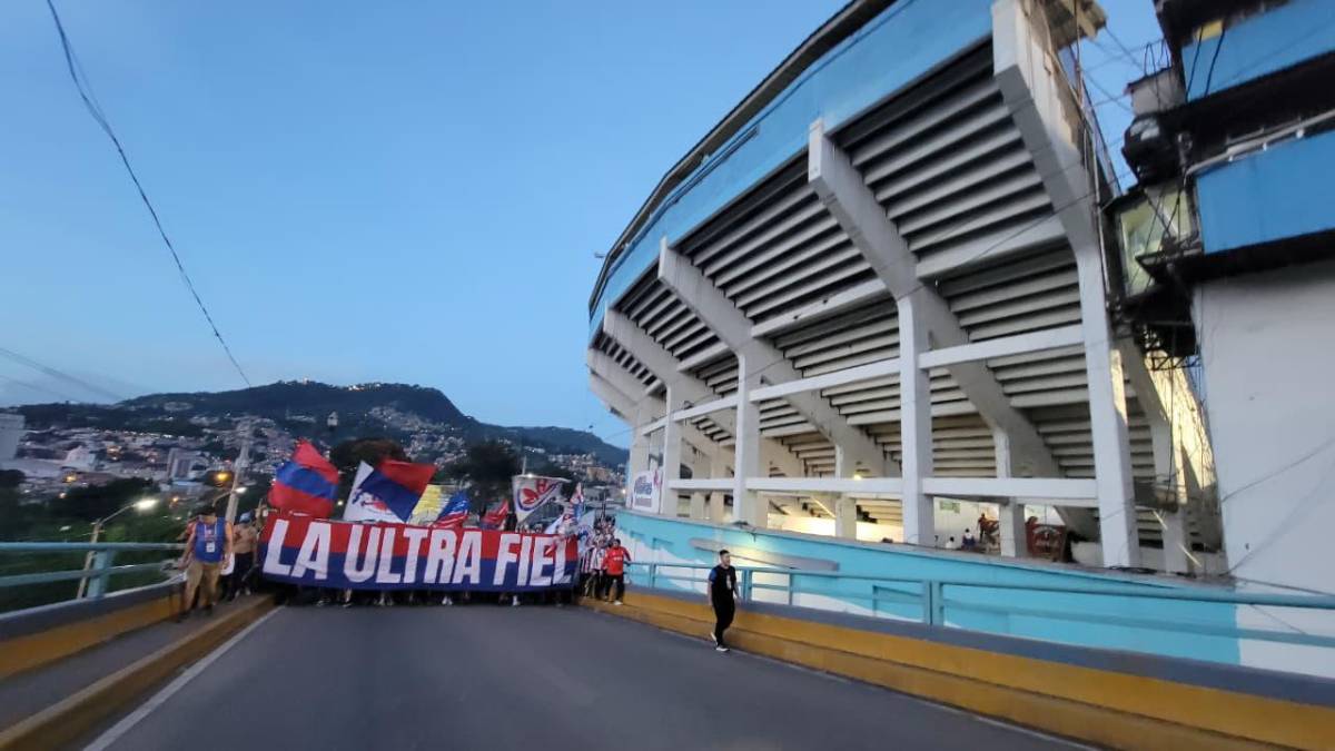 La imponente llegada de la Ultra Fiel al Nacional para partido de Olimpia ante Cartaginés