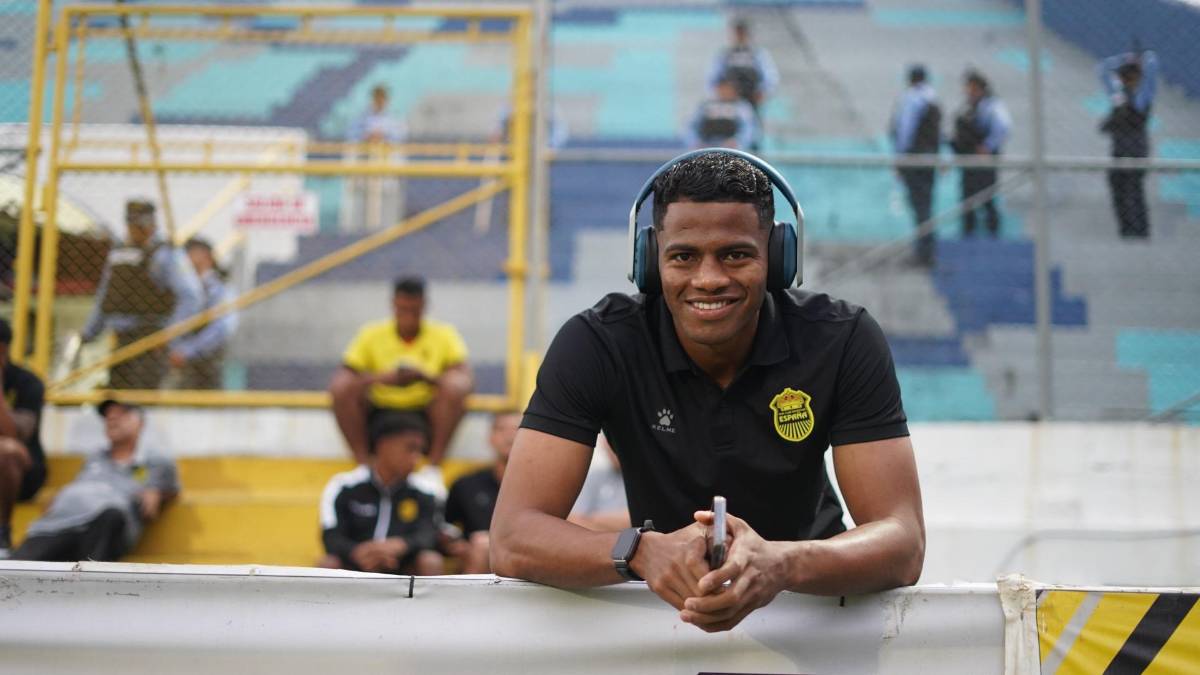 Exfutbolistas hondureños y bellas chicas sorprenden en la previa del clásico sampedrano