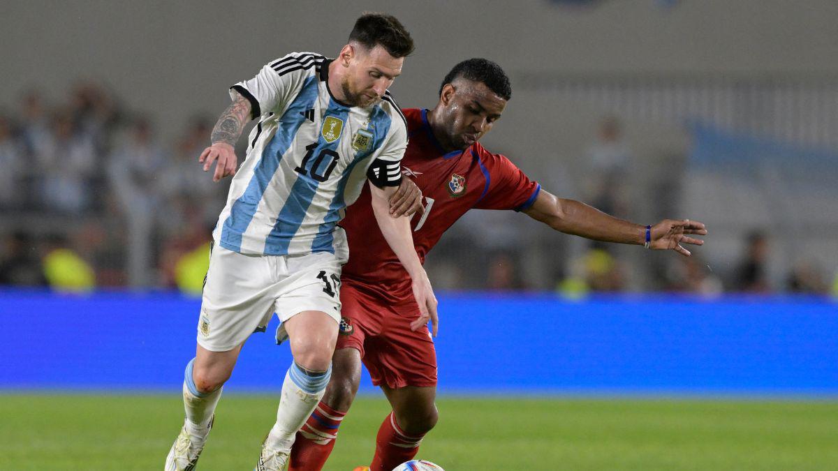 ¡Patada criminal! La terrible entrada que sufrió Messi en el Argentina - Panamá