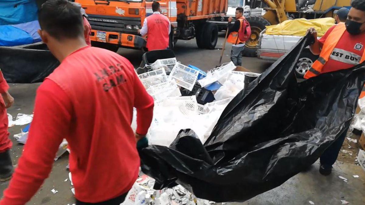 Mercados capitalinos amanecen inundados de basura tras festejos de Año Nuevo