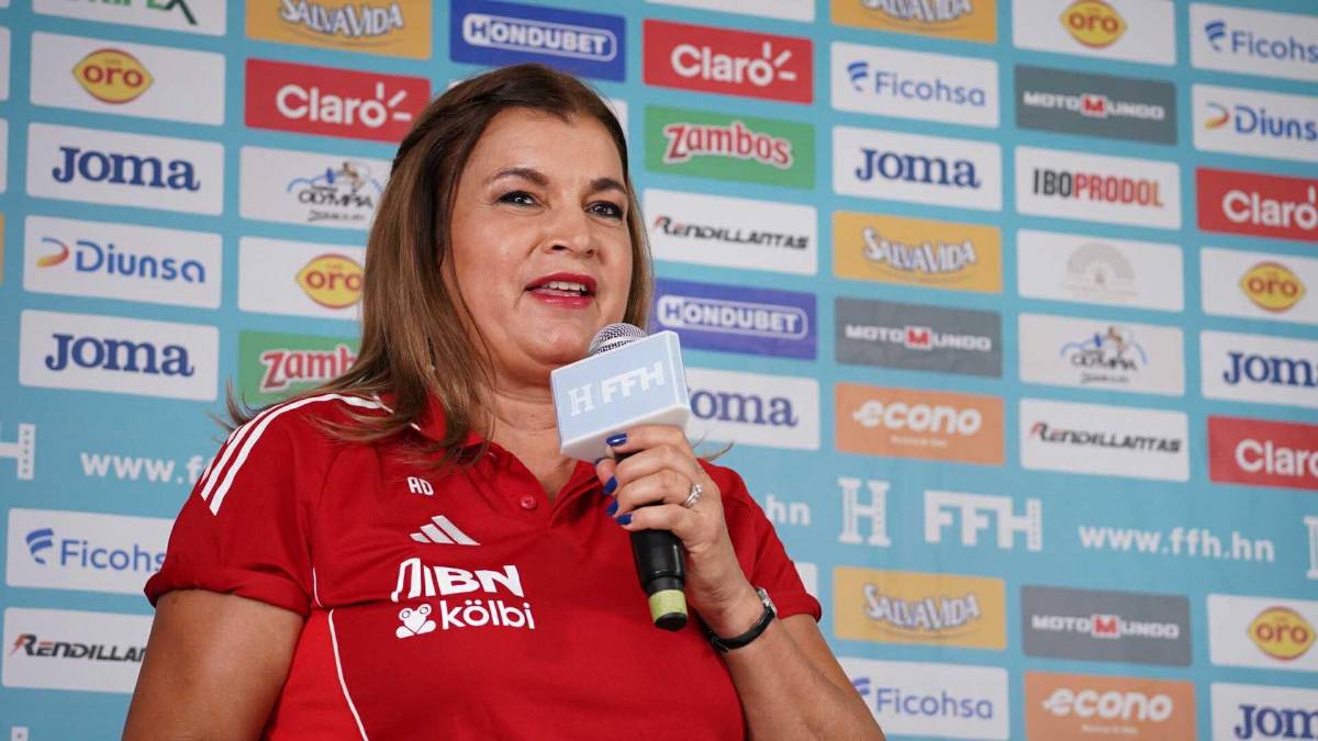 ¿Quién es la guapa dama que viajó con selección de Costa Rica a Honduras?