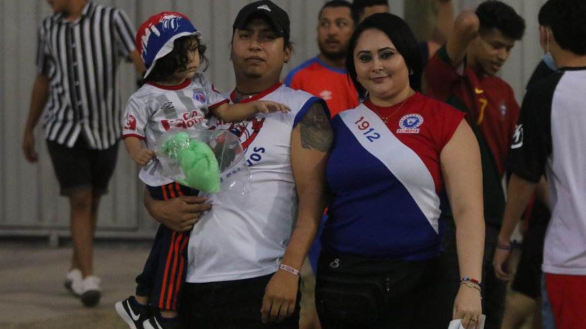 Belleza y mucho colorido: así es el ambiente en el Olimpia vs Honduras Progreso