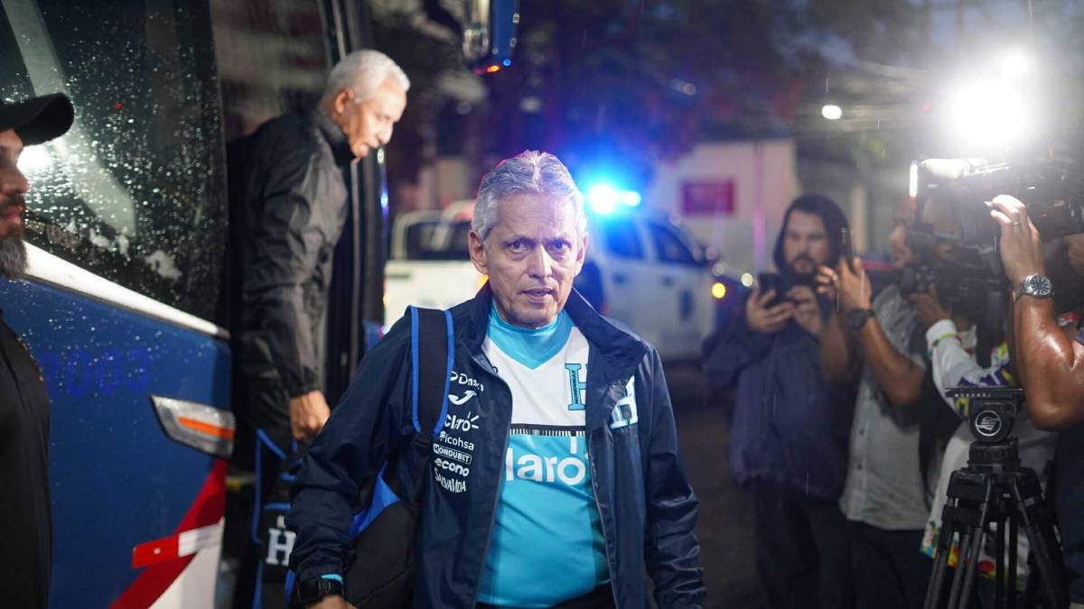 Jugador llegó con bolso de lujo, insólito impase en el estadio y ausencias en entreno de Honduras