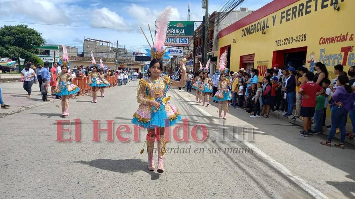 Niños rindieron honor con coloridos desfiles en Danlí