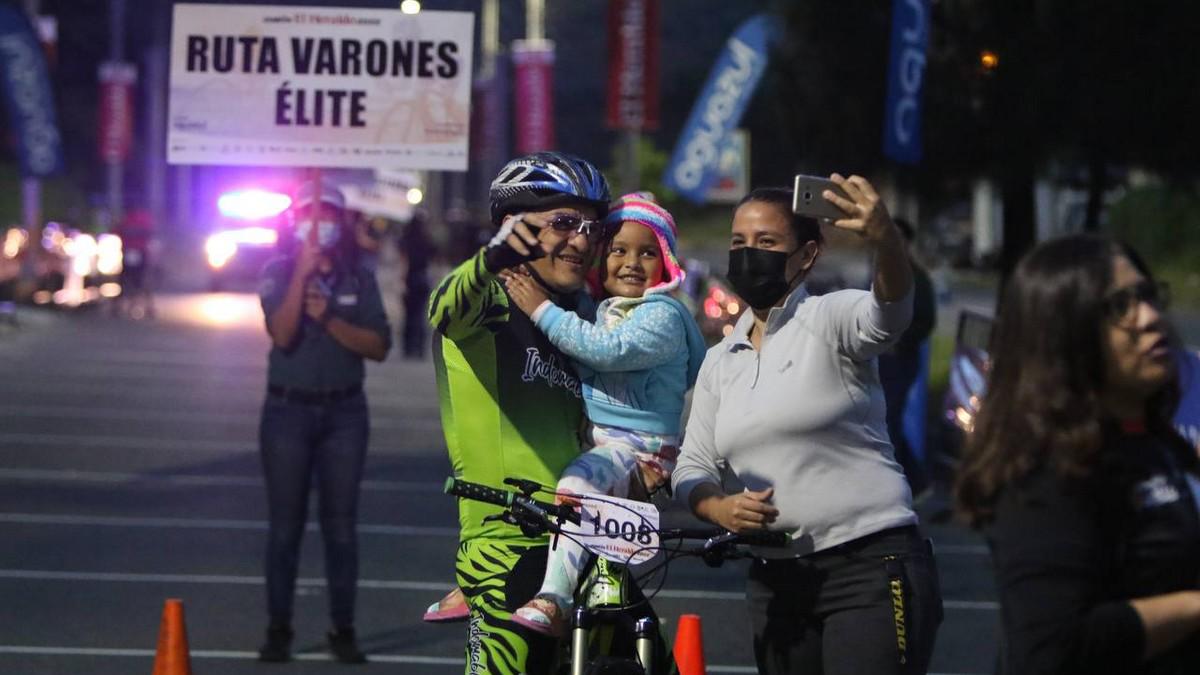 Grandes y chicos madrugan para disfrutar la Vuelta Ciclística de El Heraldo