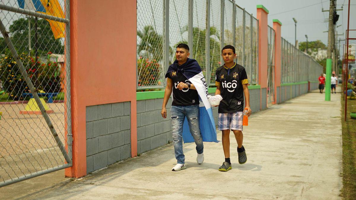 Llenazo total, fieles aficionados y plegarias por un milagro: así se vive la final por no descender en El Progreso