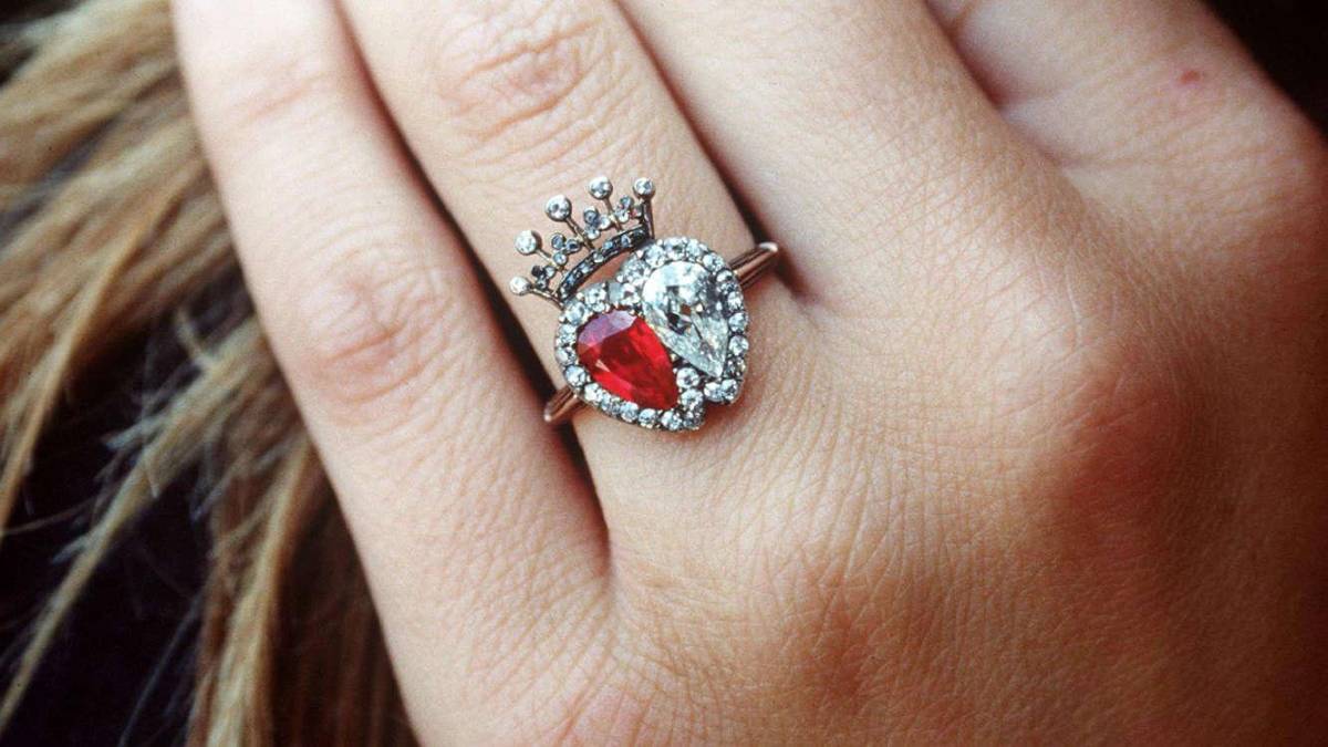 ¿Quiénes tienen los anillos de compromiso más impresionantes de la historia?
