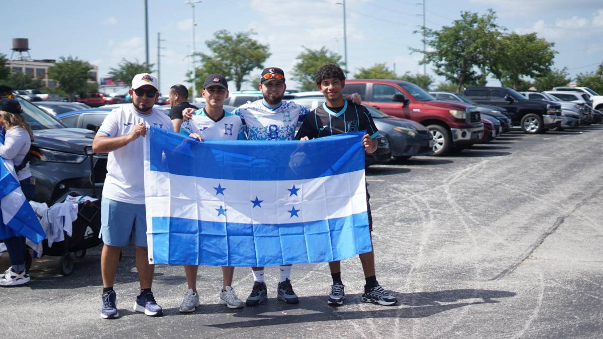¿Quién es la chica de lentes? Afición de Houston cree en Honduras para juego ante El Salvador ¿Quién es la chica de lentes? Afición de Houston cree en Honduras para juego ante El Salvador
