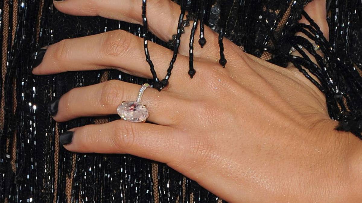 ¿Quiénes tienen los anillos de compromiso más impresionantes de la historia?