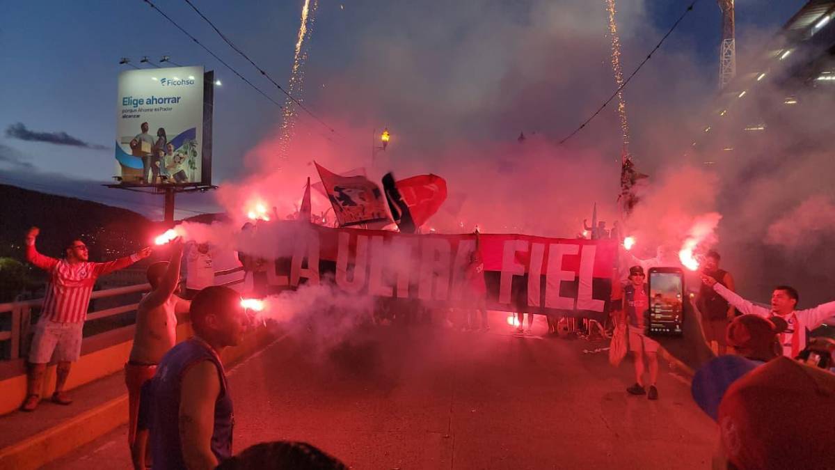 La imponente llegada de la Ultra Fiel al Nacional para partido de Olimpia ante Cartaginés
