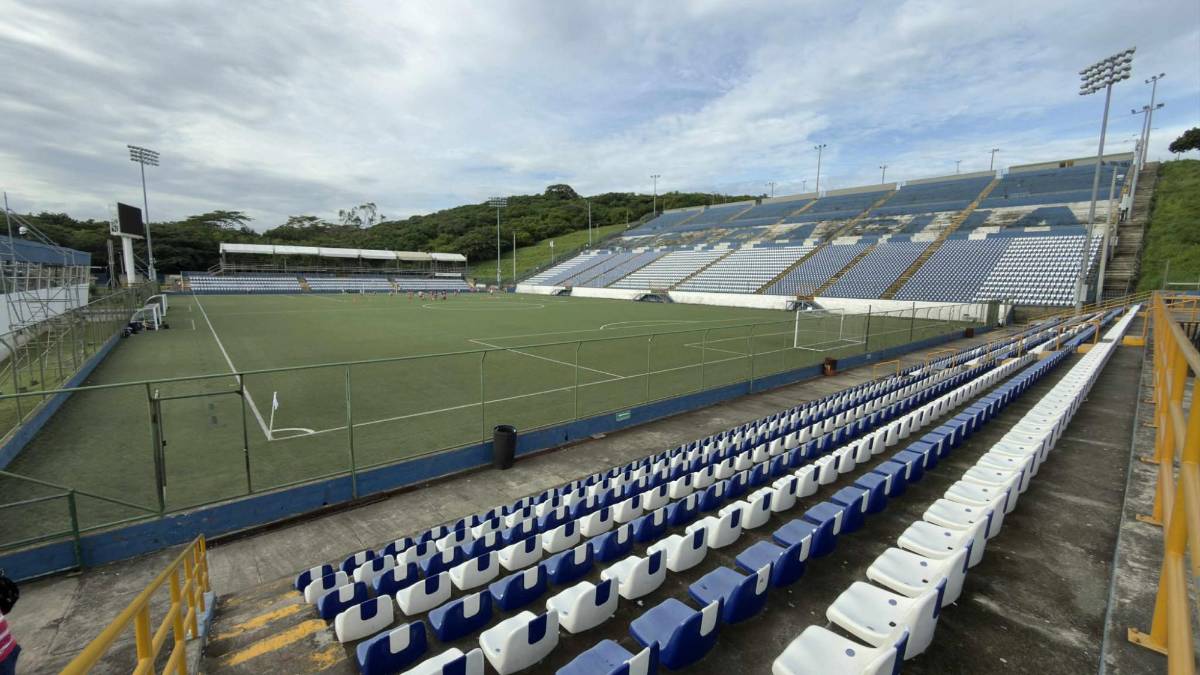 Estadio Nacional de Managua: anclado en la montaña cancha sintética y acogedor