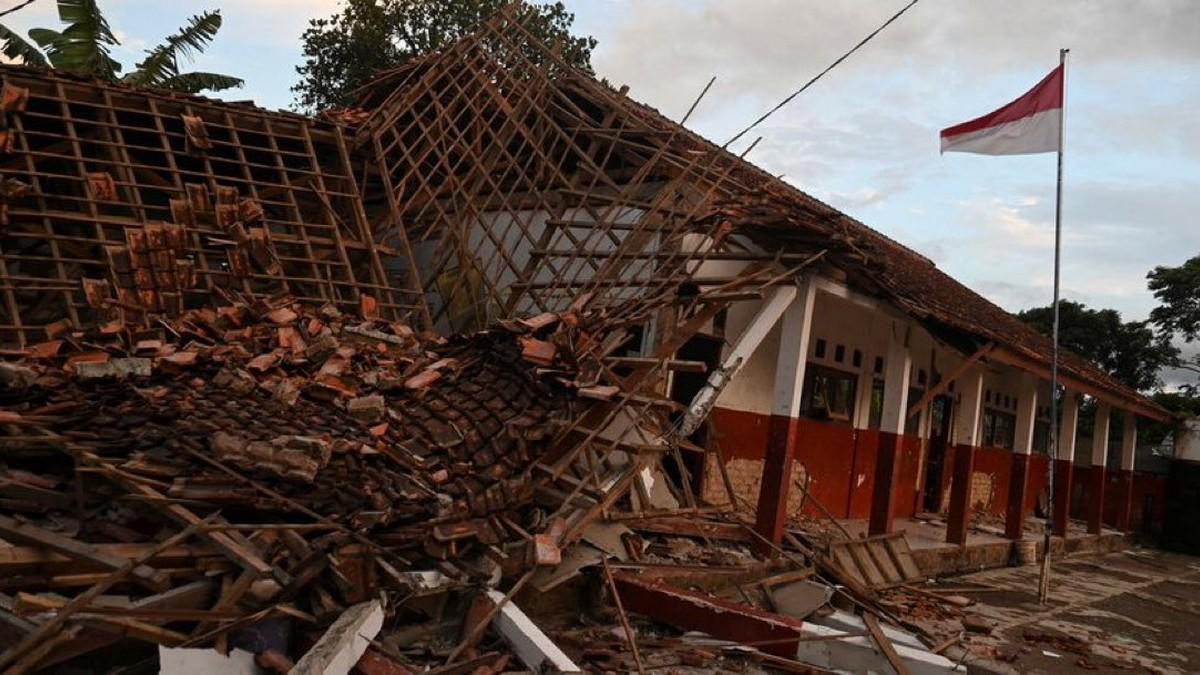 Pacientes en la calle y casas en el suelo: Destrozos del terremoto en Indonesia