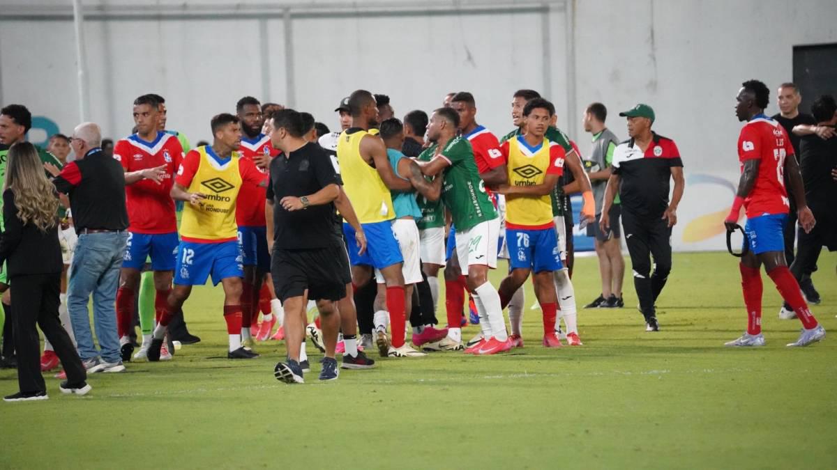 Entre puñetazos y agarrones terminó el clásico entre Marathón y Olimpia Entre puñetazos y agarrones terminó el clásico entre Marathón y Olimpia