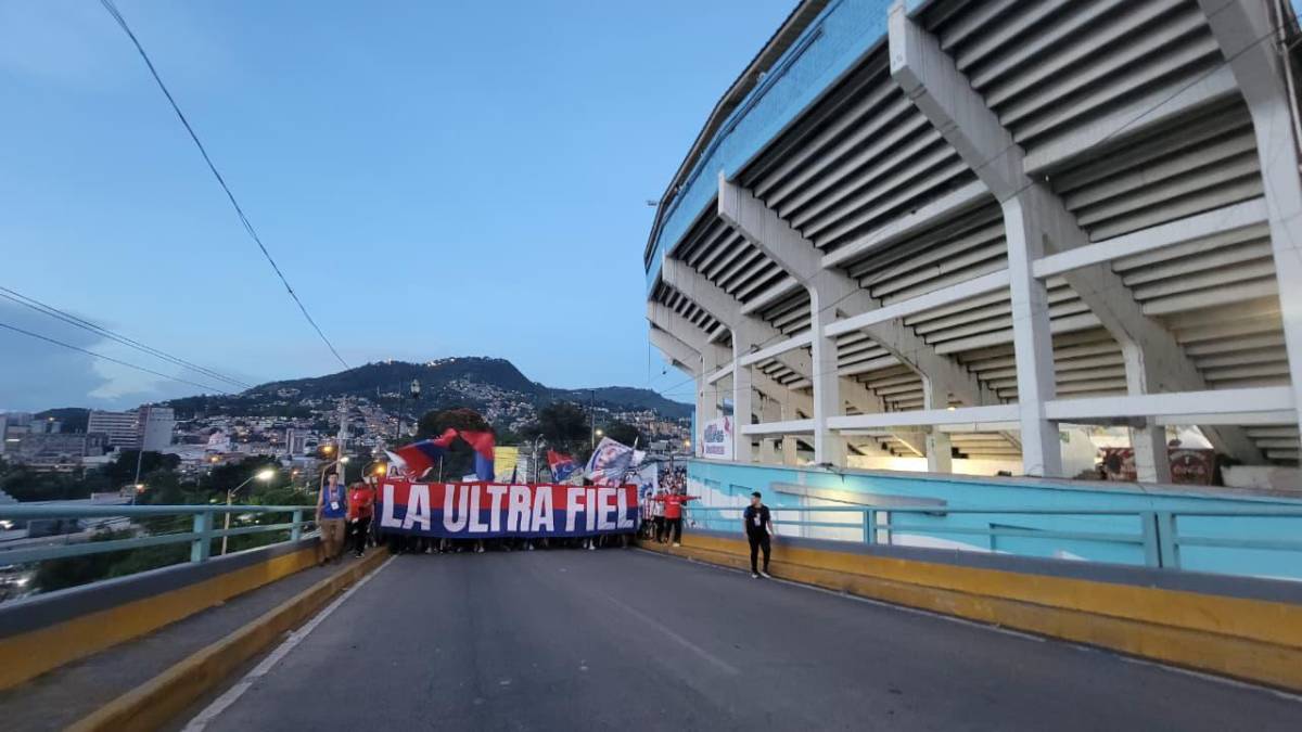 La imponente llegada de la Ultra Fiel al Nacional para partido de Olimpia ante Cartaginés