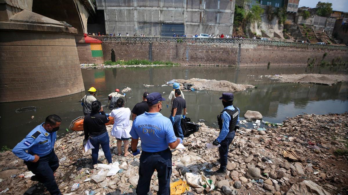 Dramático rescate de cuerpo que pasó 30 horas en el río en espera para su levantamiento en la capital