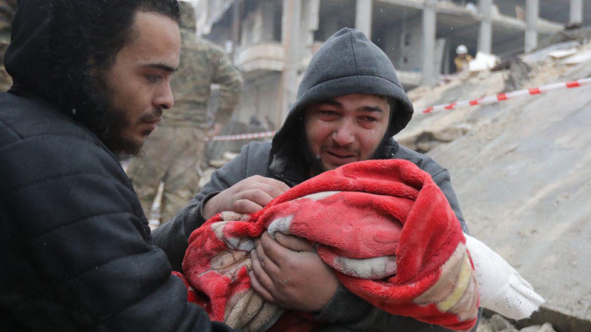 Luto, destrucción y miedo: las imágenes tras el fatal sismo en Turquía y Siria
