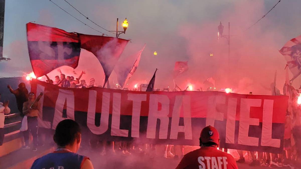 La imponente llegada de la Ultra Fiel al Nacional para partido de Olimpia ante Cartaginés