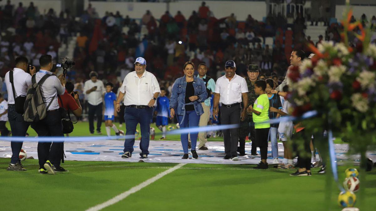 Risas, juegos y presencia de la presidenta Castro: Así fue la inauguración de la grama híbrida del Estadio Nacional