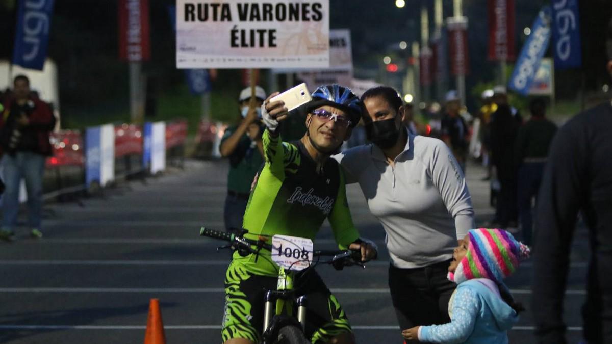 Grandes y chicos madrugan para disfrutar la Vuelta Ciclística de El Heraldo