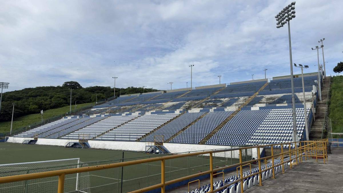 Estadio Nacional de Managua: anclado en la montaña cancha sintética y acogedor