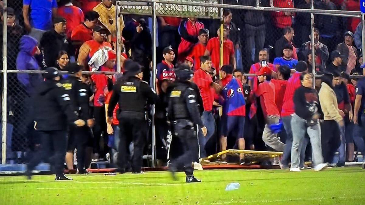 Dos hondureños involucrados: Final de Guatemala termina en pleito entre aficionados