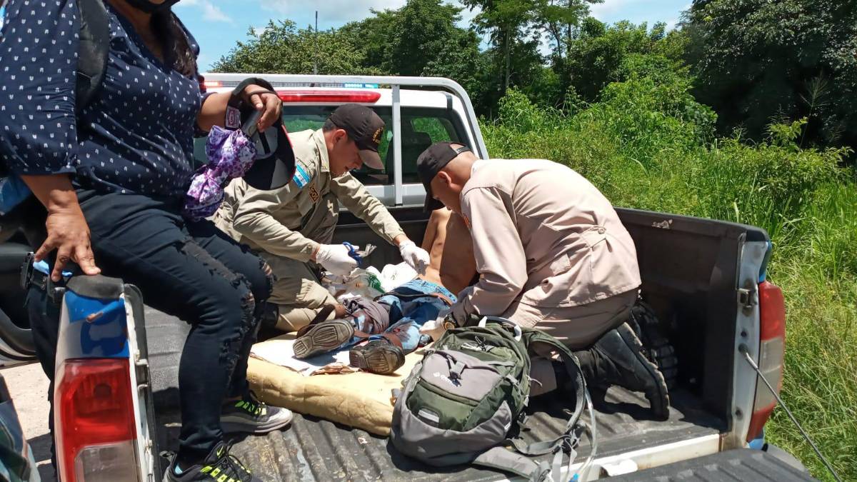 Momento en que el joven era trasladado al Hospital San Francisco.