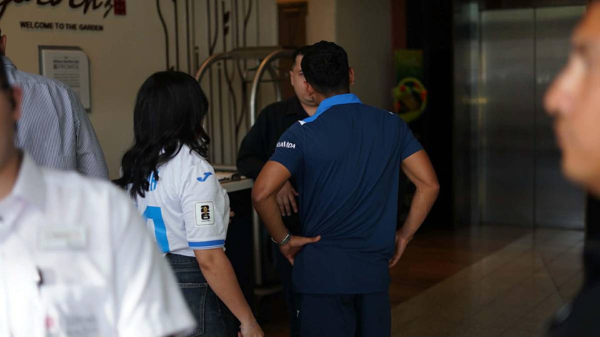 Linda chica y el pollo son la sensación: Ambiente previo al Costa Rica vs Honduras