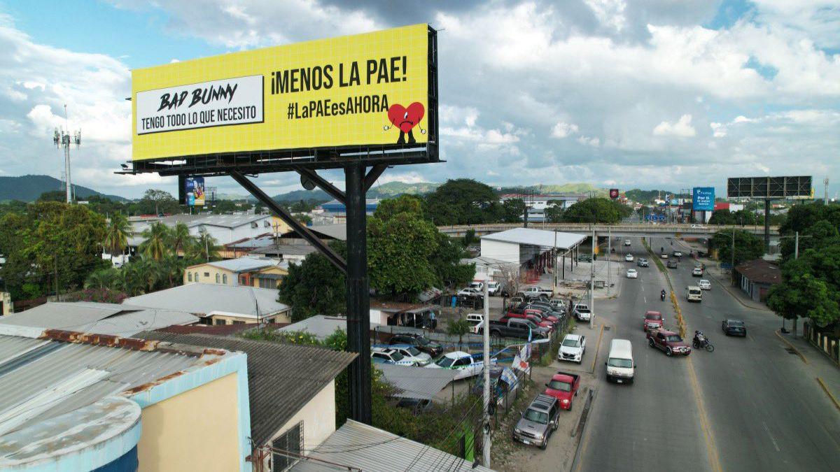 Tráfico interminable, curiosos rótulos y masiva asistencia: imágenes del concierto de Bad Bunny en Honduras