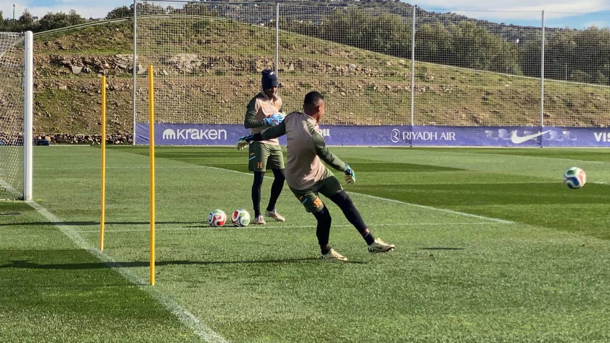 Bonito gesto de Lamine Yamal con directivos de Honduras en visita a selección de España