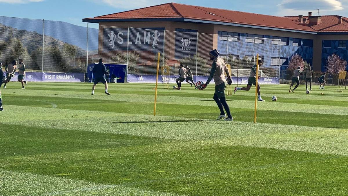 Bonito gesto de Lamine Yamal con directivos de Honduras en visita a selección de España