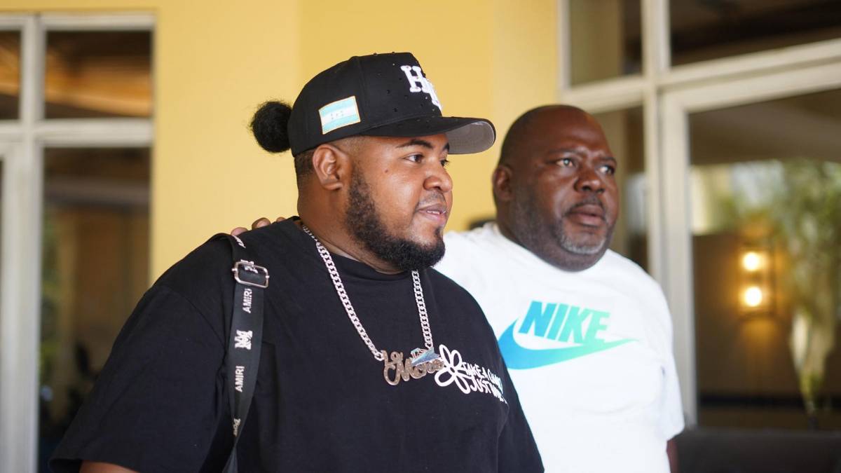 Famoso con seguridad privada y aficionados llegan al estadio para apoyar a tiktokers hondureños