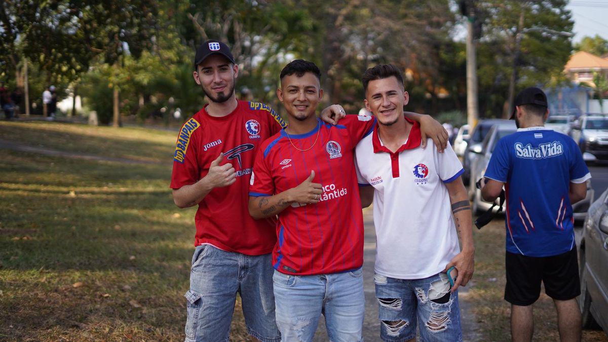 Impresionante banderazo: La Ultra Fiel acude a apoyar al Olimpia previo al clásico ante Marathón