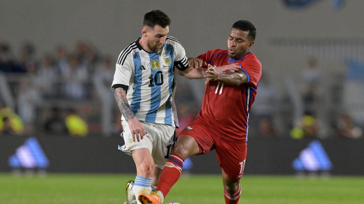 ¡Patada criminal! La terrible entrada que sufrió Messi en el Argentina - Panamá