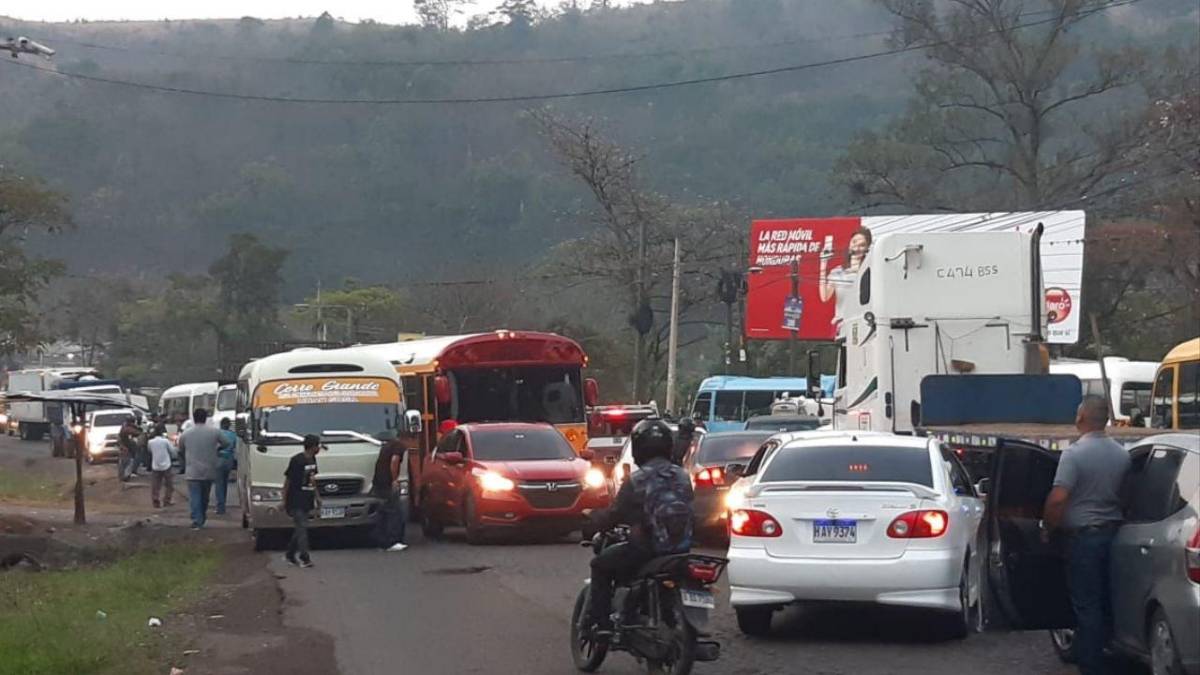 La salida al departamento de Olancho también fue tomada por transportistas desde temprano.