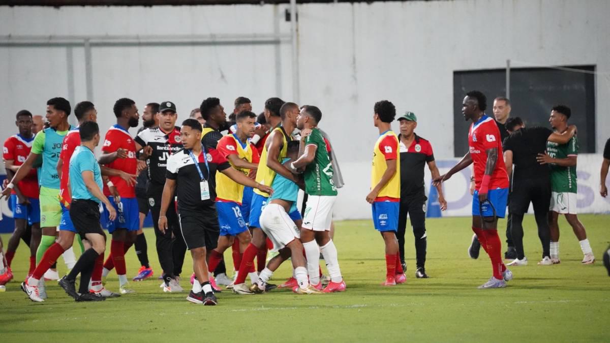 Entre puñetazos y agarrones terminó el clásico entre Marathón y Olimpia Entre puñetazos y agarrones terminó el clásico entre Marathón y Olimpia
