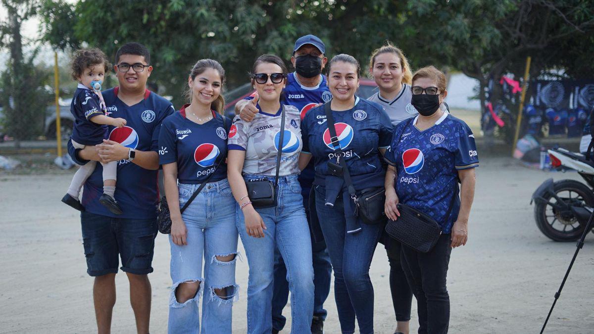 Bellas mujeres y gran ambiente: aficionados comienzan a llegar al Olímpico para el Motagua vs Pachuca