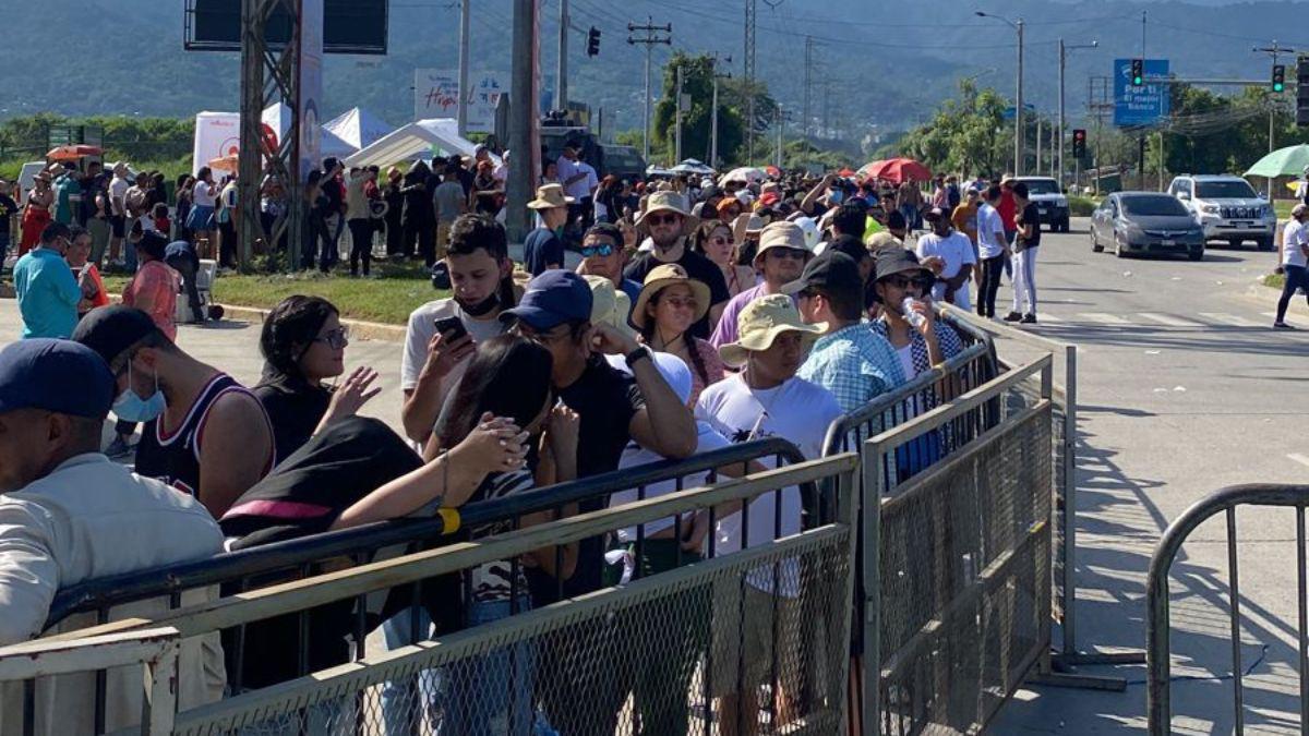 Tráfico interminable, curiosos rótulos y masiva asistencia: imágenes del concierto de Bad Bunny en Honduras