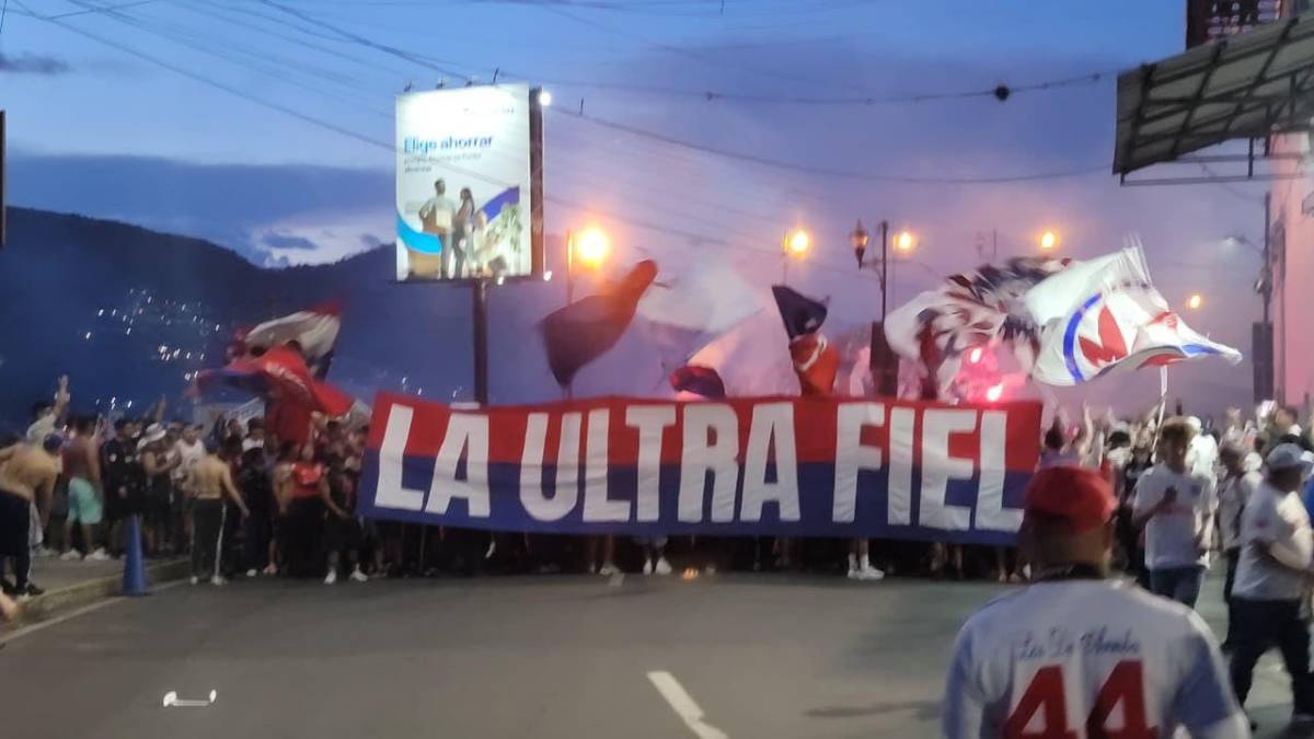 La imponente llegada de la Ultra Fiel al Nacional para partido de Olimpia ante Cartaginés