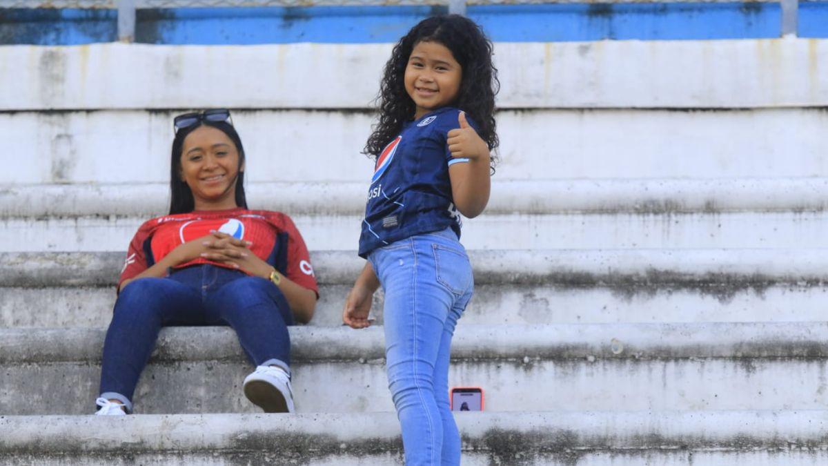 Bellas mujeres y gran ambiente: aficionados comienzan a llegar al Olímpico para el Motagua vs Pachuca