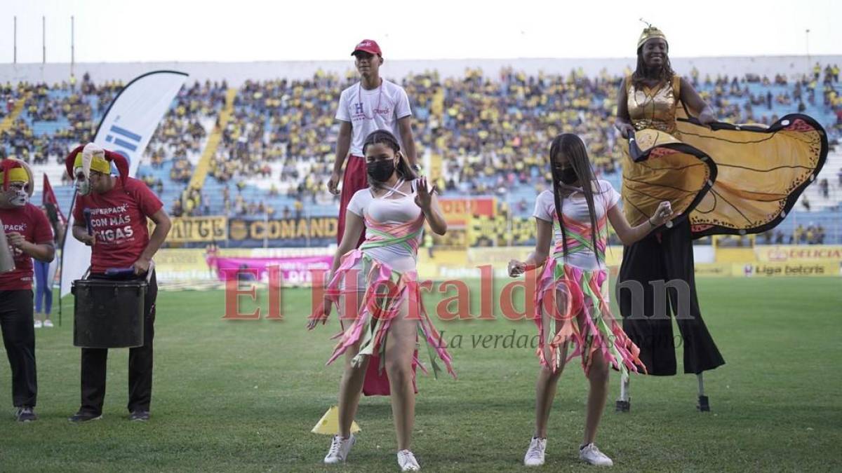 Incondicional apoyo de la barra aurinegra llena de euforia el Estadio Morazán